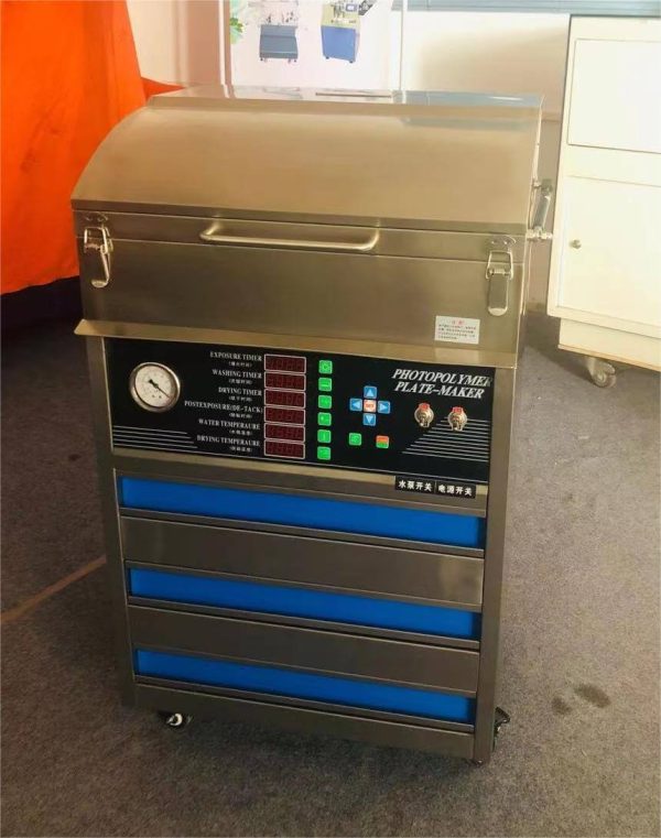 Máquina para fabricación de planchas de resina flexográfica
