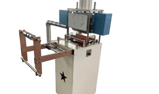 Máquina de estampado caliente para cintas decorativas con área efectiva real de 30cm y estructura compacta para producción foil premium.