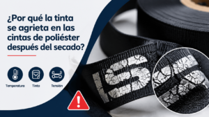 Imagen industrial sobre defectos en impresión textil: tinta agrietada en cintas de poliéster después del secado, con enfoque en temperatura, tinta y tensión del material.