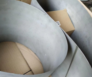 Banda metálica industrial de alta precisión para máquinas de serigrafía compactas utilizadas en impresión continua de etiquetas y cintas textiles.