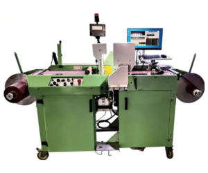 Máquina automática para cortar etiquetas tejidas LXF-90 con sistema de visión para corte preciso y producción de alta eficiencia.