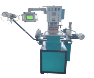 Máquina para gofrado de etiquetas tejidas que crea relieve de alta precisión en etiquetas textiles para prendas de vestir y productos de moda.
