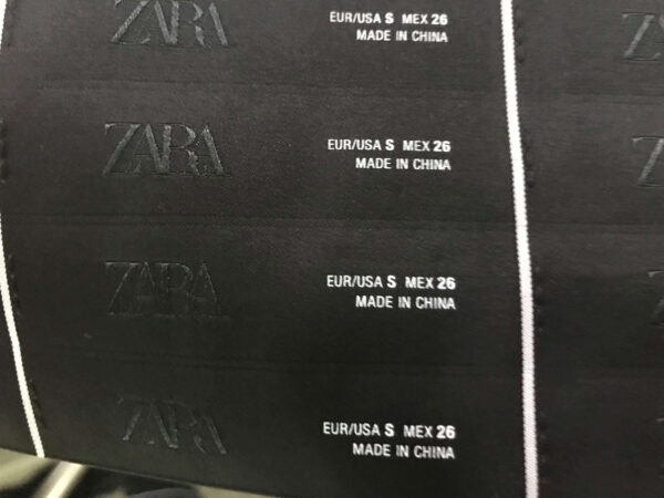 Etiquetas tejidas negras con logo y texto impresos en blanco