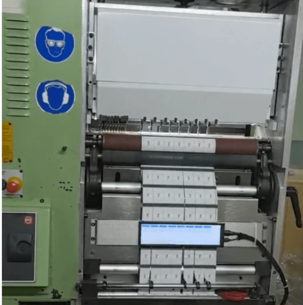 Sistema de retrofit LXF-15MA instalado en una cortadora ultrasónica Muller con pantalla táctil